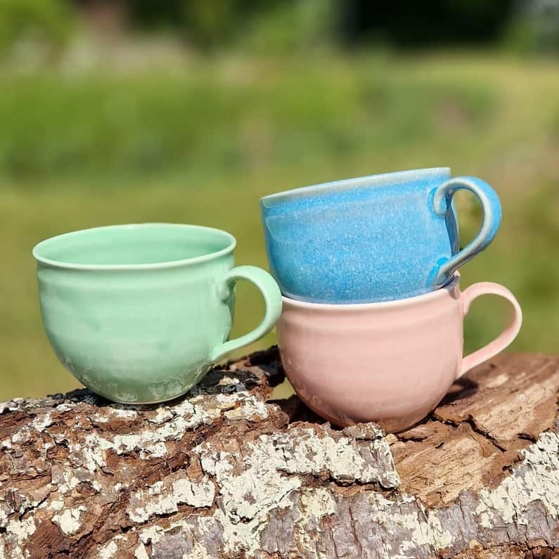 Porcelæn kop med hank i pastelfarver fra Marie Langaa Keramik